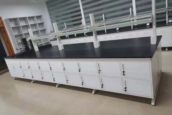 實(shí)驗(yàn)臺(tái)在使用過程中需要注意哪些安全事項(xiàng)？