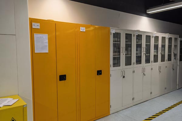 實(shí)驗(yàn)室?；吩撛趺垂芾?/></p><p>　　<strong>三、?；穬?chǔ)存與防護(hù)</strong></p><p>　　1. 專用儲(chǔ)存設(shè)施</p><p>　　?；繁仨毚娣旁趯Ｓ玫膬?chǔ)存柜或倉庫內(nèi)，且應(yīng)符合安全規(guī)定。儲(chǔ)存設(shè)施應(yīng)具備通風(fēng)、防爆、防火、防雷、報(bào)警及滅火等安全設(shè)施，并根據(jù)?；返姆N類和性質(zhì)進(jìn)行分類存放，保持必要的安全距離。強(qiáng)酸、強(qiáng)堿等腐蝕性物質(zhì)及易燃易爆氣體應(yīng)上鎖管理，由專人保管。</p><p>　　2. 定期檢查與維護(hù)</p><p>　　定期對(duì)儲(chǔ)存設(shè)施進(jìn)行檢查，確保其完好無損，安全設(shè)施有效運(yùn)行。對(duì)于發(fā)現(xiàn)的問題，應(yīng)及時(shí)整改，確保儲(chǔ)存環(huán)境的安全可靠。</p><p>　　<strong>四、?；肥褂门c操作</strong></p><p>　　1. 嚴(yán)格使用審批</p><p>　　危化品的使用應(yīng)經(jīng)過嚴(yán)格的審批程序，確保使用人員具備相應(yīng)的資質(zhì)和技能。領(lǐng)用?；窌r(shí)，應(yīng)詳細(xì)記錄領(lǐng)用數(shù)量、用途及去向，確?？勺匪菪?。</p><p>　　2. 規(guī)范操作流程</p><p>　　制定詳細(xì)的操作規(guī)程，明確?；返恼_使用方法和注意事項(xiàng)。使用人員應(yīng)嚴(yán)格遵守操作規(guī)程，佩戴必要的個(gè)人防護(hù)裝備，如實(shí)驗(yàn)服、口罩、手套等。</p><p>　　3. 應(yīng)急處理與救援</p><p>　　制定應(yīng)急預(yù)案，并定期進(jìn)行演練，提高應(yīng)急處理能力和救援效率。實(shí)驗(yàn)室應(yīng)配備必要的應(yīng)急救援器材和設(shè)備，如滅火器、洗眼器、急救藥箱等，確保在緊急情況下能夠及時(shí)應(yīng)對(duì)。</p><p>　　<strong>五、危化品廢棄與處置</strong></p><p>　　1. 分類收集與儲(chǔ)存</p><p>　　實(shí)驗(yàn)過程中產(chǎn)生的?；窂U棄物應(yīng)按照種類進(jìn)行分類收集與儲(chǔ)存，嚴(yán)禁混放。廢棄物應(yīng)存放在專用的收集容器中，并貼上明顯的標(biāo)識(shí)。</p><p>　　2. 專業(yè)處置與排放</p><p>　　?；窂U棄物應(yīng)交由具有資質(zhì)的專業(yè)機(jī)構(gòu)進(jìn)行處置，嚴(yán)禁隨意傾倒或排放。在排放前，應(yīng)經(jīng)過環(huán)境監(jiān)測部門的鑒定，確保其不會(huì)對(duì)環(huán)境造成損害。</p><p>　　<strong>六、人員培訓(xùn)與教育</strong></p><p>　　1. 專業(yè)知識(shí)培訓(xùn)</p><p>　　定期對(duì)實(shí)驗(yàn)室人員進(jìn)行?；饭芾碇R(shí)和操作技能的培訓(xùn)，提高其對(duì)?；诽匦缘恼J(rèn)識(shí)和了解，增強(qiáng)其安全意識(shí)和自我保護(hù)能力。</p><p>　　2. 應(yīng)急演練與考核</p><p>　　定期組織應(yīng)急演練和考核活動(dòng)，檢驗(yàn)實(shí)驗(yàn)室人員的應(yīng)急處理能力和救援效率。對(duì)于考核不合格的人員，應(yīng)進(jìn)行相應(yīng)的再培訓(xùn)或調(diào)整崗位。</p><p>　　<strong>七、結(jié)語</strong></p><p>　　實(shí)驗(yàn)室危化品該怎么管理？實(shí)驗(yàn)室危化品管理是一項(xiàng)復(fù)雜而重要的工作，需要實(shí)驗(yàn)室全體人員共同努力和配合。通過建立健全管理制度、加強(qiáng)儲(chǔ)存與防護(hù)、規(guī)范使用與操作、做好廢棄與處置以及提高人員培訓(xùn)與教育等措施，可以有效降低危化品的安全隱患，為實(shí)驗(yàn)室的安全運(yùn)行提供有力保障。希望本文能夠?yàn)閷?shí)驗(yàn)室?；饭芾淼膶I(yè)人士提供有益的參考和借鑒。</p>	</div>




<div>  </div>

        <div>
				<b>上一篇：</b><a href=